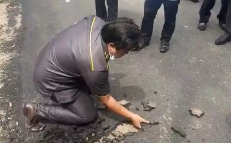 Bak Kue Leker, Aspal ini Terkelupas Hanya Menggunakan Tangan! Anggota DPR Marah Besar