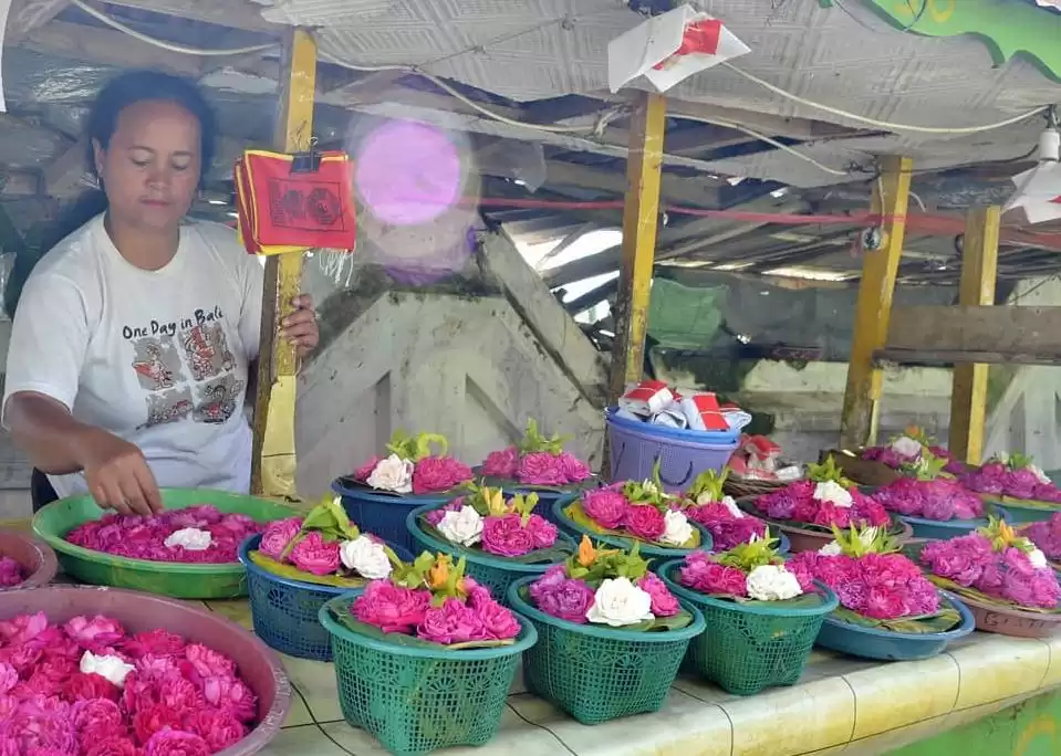 Ekonomi Lapak Bunga di Pesarean Gunung Kawi