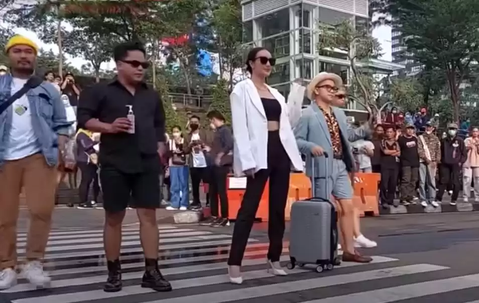 Beginilah Gaya Catwalk Para ABG di Ajang Citayam Fashion Week