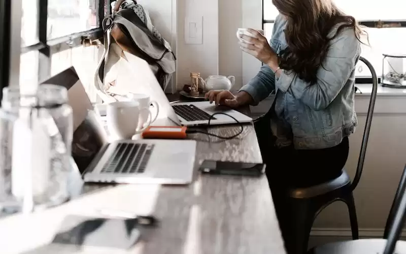 Humaniora dalam Era Digital: Menjaga Relevansi Kajian Manusia di Era Teknologi Tinggi