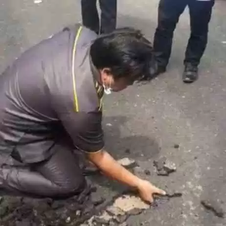 Bak Kue Leker, Aspal ini Terkelupas Hanya Menggunakan Tangan! Anggota DPR Marah Besar