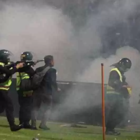 Kandungan Bom Gas Air Mata, Seberapa Bahaya Bagi Manusia Yang Menghirupnya?