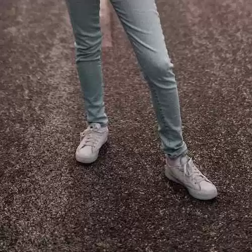 Gadis Cantik dengan Jeans: Cara Memadukan Celana Jeans dengan Pakaian yang Lain