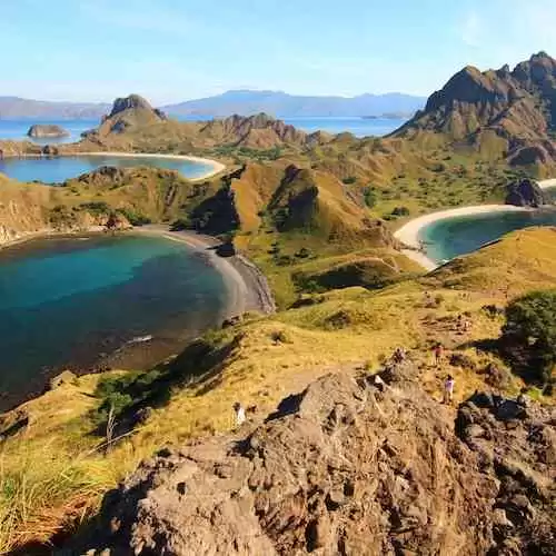 10 Destinasi Wisata Alam Indonesia yang Wajib Dikunjungi
