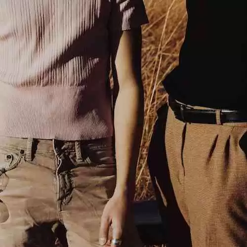 Mengenal Fashion Etnik: Sejarah dan Perkembangan Busana Tradisional Indonesia