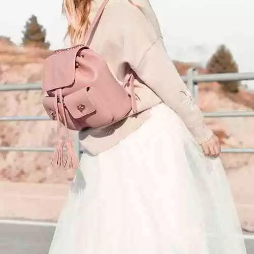 Backpacker dengan Gaya: Inspirasi Fashion dan Aksesoris untuk Para Petualang