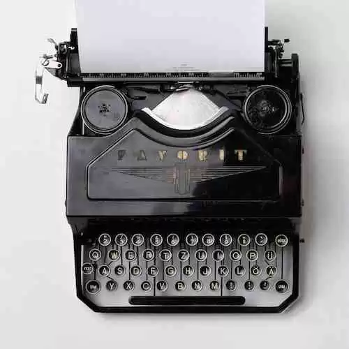 Menyusun Daftar Bacaan Favorit Anda: Novel-Novel yang Akan Membawa Anda ke Dunia Lain