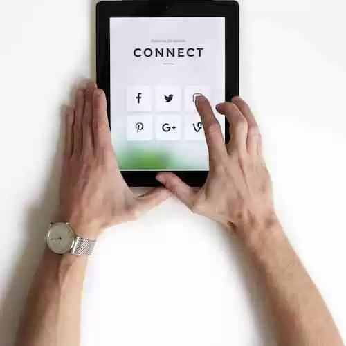 Demokrasi dalam Konteks Global: Tantangan dan Peluang di Era Digital