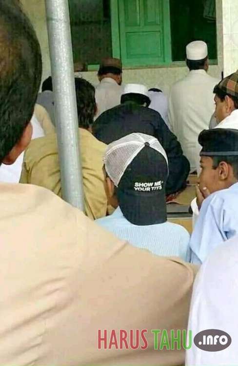 Potret Moment Absurd Ketika Sholat ini Bikin Gagal Fokus Part 1