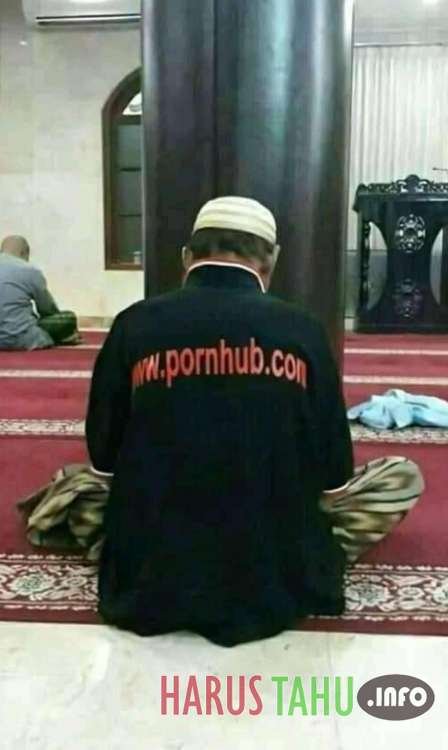 Potret Moment Absurd Ketika Sholat ini Bikin Gagal Fokus Part 1