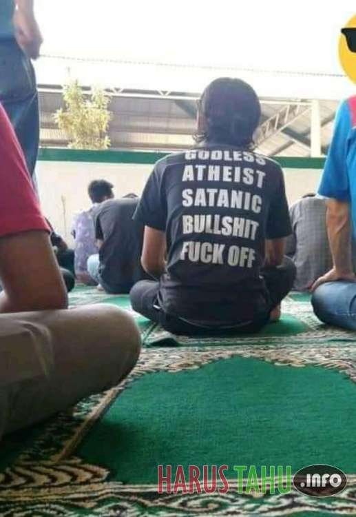 Potret Moment Absurd Ketika Sholat ini Bikin Gagal Fokus Part 1